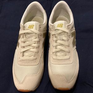 New Balance Women’s Sneaker Cream & Gold